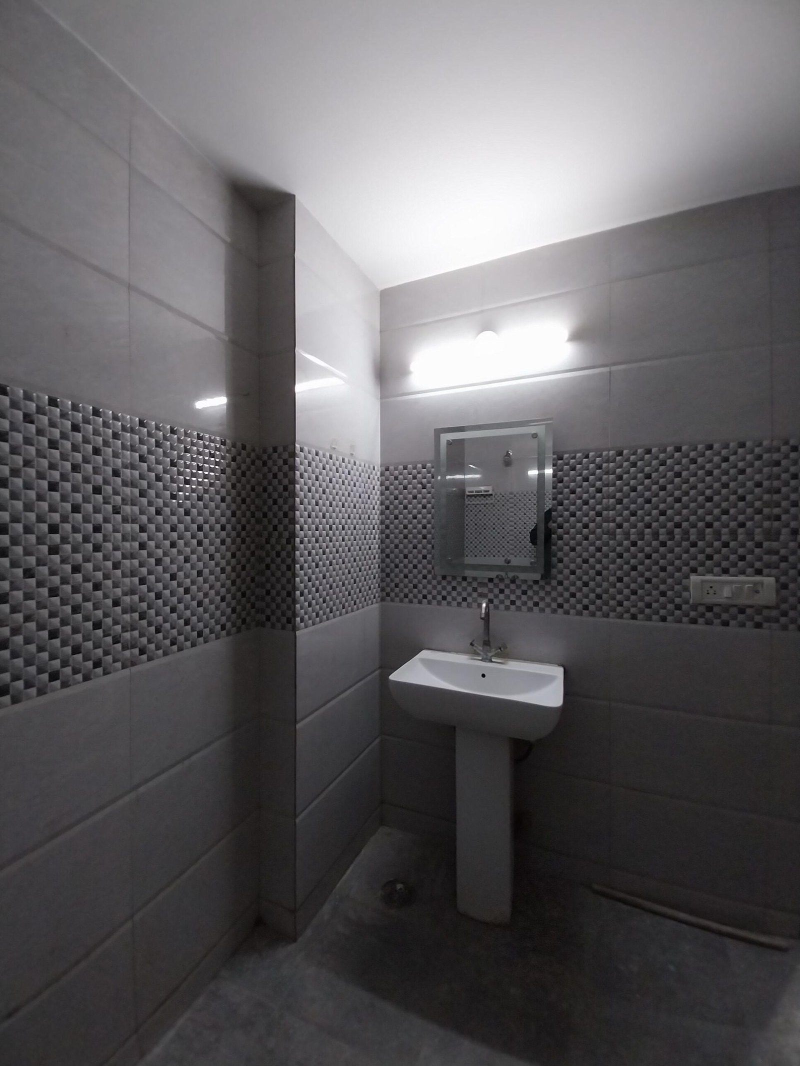 1 RK Flats for rent in DLF Phase 3, Gurgaon 002