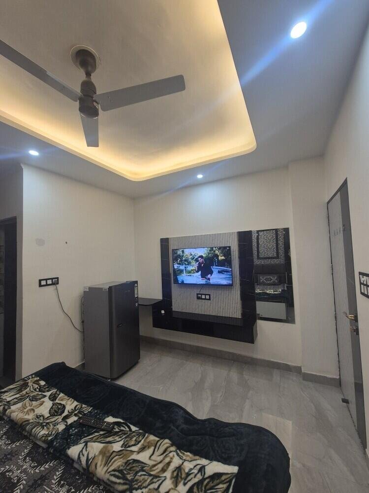 1 RK Flats for rent in DLF Phase 3, Gurgaon 02
