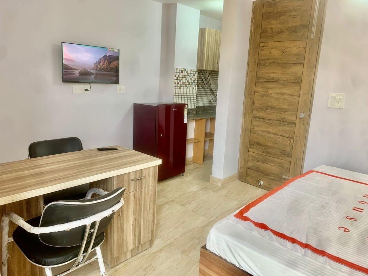 1 RK Flats for rent in DLF Phase 5, Gurgaon 1